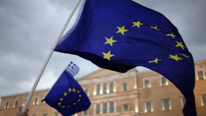 Grekland är det land som starkast symboliserar den europeiska skuldkrisen på 2010-talet. Grekland var nära total konkurs, nu men nu betalar grekerna i stället av på dyra lån från de övriga euroländerna. Demonstranter utanför parlamentet i Aten.