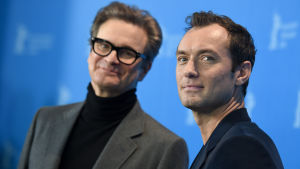 Colin Firth och Jude Law på väg till presskonferens under årets Berlinale. stjärnor på Berlinalefestivalen