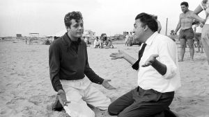 Marcello Mastroianni ja Federico Fellini kuvauksissa. Kuva tv-dokumentista Marcello Mastroianni, aito italialainen.