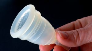 En menskopp som går att återanvända blir en förmånligare lösning än engångstamponger. En menskopp av genomskinlig plast.