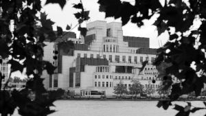 De brittiska underrättelsetjänstens högkvarter i London. Military Intelligence Section 6 grundades redan år 1909, men det var först år 1994 som Storbritannien medgav att landet hade en hemlig underrättelsetjänst. Vauxhall Cross i London, högkvarter för underrättelsetjänsten MI6.