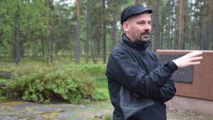 Matias Kaihovirta säger att man i dag talar mera öppet om fånglägret 1918. Matias Kaihovirta berättar om Dragsvik fångläger 1918