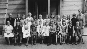 Kansakoululaisia Ruokolahdella vuonna 1945.