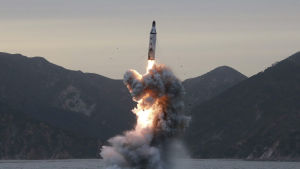 Sydkorea vill bland annat skydda sig mot nordkoreanska missiler som denna som avfyras från u-båtar Sydkorea vill bland annat skydda sig mot nordkoreanska missiler som denna som avfyras från u-båtar