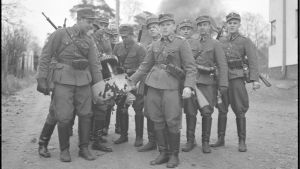 Bild tagen under vinterkriget i Helsingfors. Finska soldater håller i en flygplansmotor från ett nerskjutet sovjetiskt flygplan i Munksnäs i Helsingfors under vinterkriget 1.12.1939.