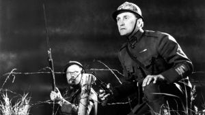 Kirk Douglas (oikealla) elokuvassa Kunnian polut