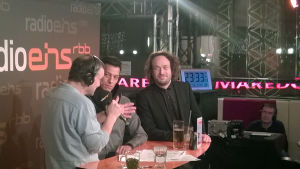 Luis Alberti och Elmer Bäck intervjuas live i tysk radio. Luis Alberti och Elmer Bäck intervjuas live i tysk radio.