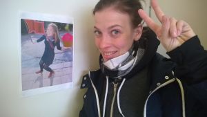 Li Andersson på vänsterungas kontor. Li Andersson framför ett foto av Li på vänsterungas kontor i Helsingfors
