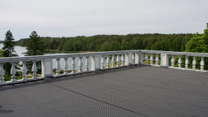 Morgonyogan äger rum på huvudbyggnadens takterass. Altanen på Söderlångvik gård.