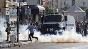 Polisen attackerade Prideparaden i Istanbul med tårgas. Polisen attackerar prideparaden i Istanbul med tårgas 28.6.2015.
