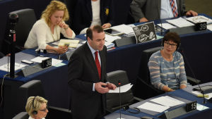 Manfred Webers kritiska anförande fick de mest högljudda applåderna men också mest burop. Manfred Weber kritiserar Alexis Tsipras i europparlamentet.
