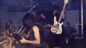 Phil Campbell (i mitten) och Lemmy Kilmister (till höger) då Motörhead uppträdde på Lepakko i Helsingfors år 1984. Brittiläinen heavy metal -yhtye Motörhead esiintyy Lepakossa vuonna 1984. Keskellä kitaristi Phil Campbell (Phil "Wizzö" Campbell) ja oikealla Lemmy Kilmister.