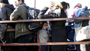 Turkiet ser ännu ingen orsak att öppna gränsen för fler syriska flyktingar, medan Läkare utan gränser varnar att situationen är desperat för tusentals syrier som väntar på att få ta sig ur landet. Flyktingar väntar vid gränsen mellan Syrien och Turkiet.