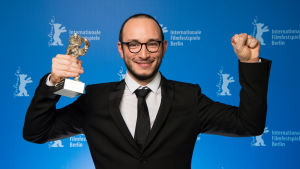 Majd Mastoura jublar över sitt pris som bästa manliga skådespelare. Majd Mastoura och hans silverbjörn.
