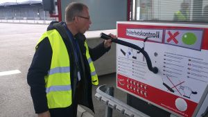 Trafiksäkerhetsingenjör Jaakko Klang vid alkobommen i frihamnen i Stockholm. Trafiksäkerhetsingenjör Jaakko Klang vid alkobommen i Frihamnen i Stockholm.