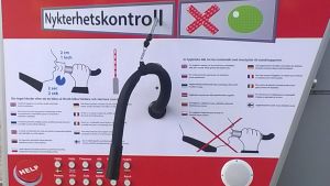 Blåsapparaten i frihamnen i Stockholm ger instruktioner på tolv språk. Blåsapparaten i frihamnen i Stockholm ger instruktioner på tolv språk.