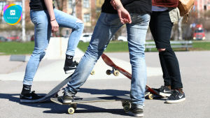 Nio av tio ungdomar mår bra i Helsingfors. En illustrativ bild av ungdomar som åker skateboard.