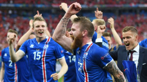 Landslagsspelaren Aron Gunnarsson firar Islands seger i den sista gruppspelsmatchen i EM. Landslagsspelaren Aron Gunnarsson firar Islands seger i gruppspelet i EM 2016.