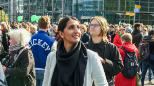 Nasima Razmyar (SDP) har rest till Marrakech för att hålla föredrag. Nasima Razmyar deltar i Peli poikki-demonstrationen.