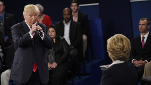 Donald Trump lyckades under presidentvalet 2016 kapitalisera på terrorattacker genom att skriva om dem på Twitter. Donald Trump pekar på Hillary Clinton, närmast aggressivt, under den andra presidentdebatten inför USA:s presidentval 2016.