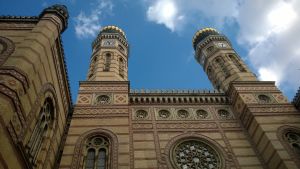 Dohány gatans synagoga i Budapest är störst i europa. Det trendigaste området i Budapest i dag är det gamla judiska gettot Dohány gatans synagoga i Budapest är störst i europa.