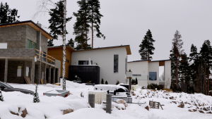 Miljöministeriet överväger att under våren publicera rådgivande information om vad som krävs av den som vill bygga eller renovera. tre nybyggda hus i en backe