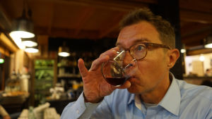 Marko Pasanen juo viiniä.