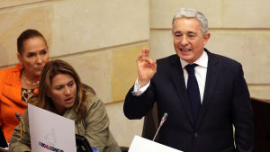 Alvaro Uribe ledde själv ett försök till en fredsprocess under sin tid som president, men har nu varit bland de skarpaste kritikerna mot processen under Santos. Colombias före detta president talar i senaten.