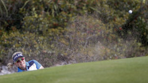 Nere på botten. Ursula Wikström slår ur en bunker under OS-golfen i Rio. Ursula Wikström slår ut från bunkern, OS 2016.