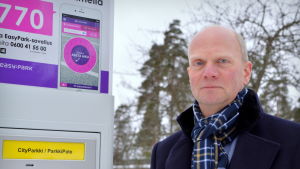 Fastighetschefen Ingemar Borgman säger att det finns mera rum för besökarnas bilar nu då en del av platserna är avgiftsbelagda. Ingemar Borgman