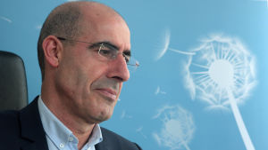 Mehmet Tanriverdi. Mehmet Tanriverdi i profil mot en blå bakgrund. Han är vice ordförande för det kurdiska samfundet i Tyskland.