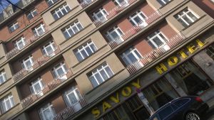 Inte något modernt när Aki Kaurismäki väljer plats för intervjuer. Savoy Hotel i Berlin.