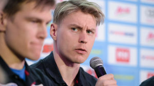 Matias Strandvall (t.v.) och Anssi Pentsinen tog inte illa upp. Anssi Pentsinen och Matias Strandvall inför VM 2017.