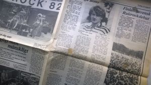 Uppslaget i Åbo Underrättelser med Bono-intervjun, augusti 1982. Den "finlandssvenska debuten" syftar på Nagugruppen Allright Band som spelade på festivalen samma år. Intervju med Bono från 1982.