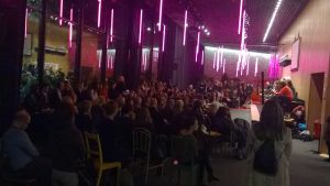 Klockan närmar sig midnatt, och publiken diskuterar teater tillsammans med Tre Systrar-ensemblen. Teatersamtal efter föreställningen.