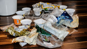 Veckans plastskörd från Lönnfors fempersonersfamilj. Plastburkar, påsar, förpackningar.