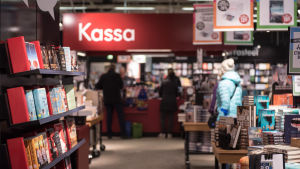 Suomalainen kirjakauppa säljer Lääkketön elämä. De ser ingen orsak till varför de skulle ta bort boken från deras sortiment. Suomalainen kirjakauppa
