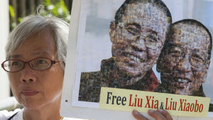 En demonstrant i Hongkong krävde att Liu Xi och Liu Xiaobo friges, strax innan det stod klart att Liu Xiaobo avlidit på torsdagen 13.7.2017 En demonstrant i Hongkong krävde att Liu Xi och Liu Xiaobo friges, strax innan det stod klart att Liu Xiaobo avlidit på torsdagen 13.7.2017