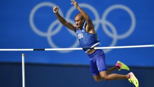 Världsrekordhållaren Asthon Eaton i den hotade tiokampsgrenen stavhopp. Ashton Eaton hoppar stav, OS 2016.