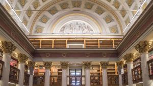 Kjell Westö besöker ofta Nationalbiblioteket i Helsingfors för att samla bakgrundsinformation till sina romaner. Nationalbibliotekets kupolsal