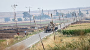 Turkiska militärfordon på väg mot den syriska gränsen nära staden Kilis som har utsatts för många dödliga raketattacker från Syrien under det senaste året Turkiska militärfordon på väg mot den syriska gränsen nära staden Kilis som har utsatts för många dödliga raketattacker från Syrien under det senaste året