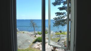 Fönstren har hört till den stora utmaningen i renoveringsarbetet menar Mira Haahti. Utsikt mot havet från fönster på Tellina i Hangö.