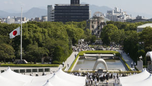 Minnesstunden i Hiroshima den 6 augusti 2017. Fredsmonumentet har uppförts alldeles i närheten av platsen där atombomben slog ner. Den byggnad som klarade sig bäst har sparats och ligger nu mitt i fredsparken i staden. Minnesstund i Hiroshima år 2017.