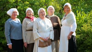 Hangö guiders dramatiserade guidning i Hangöby Fr. vänster Ulla Lindström, Marketta Wall, Tarja Kvarnström, Maritta Sariola och Erica King