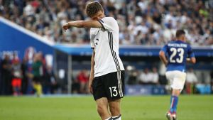 Thomas Müller var irriterad efter missen i första halvlek. Thomas Müller reagerar efter att ha missat ett läge mot Italien.