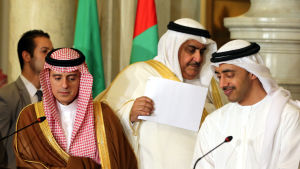 Saudiarabiens utrikesminister Adel al-Jubeir (till vänster), Bahrains utrikesminister Khalid bin Ahmed al-Khalifa (i mitten) och Förenade arabemiratens utrikesminister Abdullah bin Zayed al-Nahyan under en presskonferens i Kairo 5.7.2017. Saudiarabiens utrikesminister Adel al-Jubeir (till vänster), Bahrains utrikesminister Khalid bin Ahmed al-Khalifa (i mitten) och Förenade arabemiratens utrikesminister Abdullah bin Zayed al-Nahyan under en presskonferens i Kairo 5.7.2017.