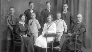 Familjen Gardberg ca 1917. Carl-Rudolf står bakom i mitten. Familjen Gardberg hos fotografen ca 1917. De tre äldsta sönerna (som står bakom) drog ut i krig på vita sidan 1918.