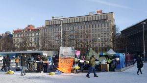 Många av demonstranterna i Hangö har också deltagit i Helsingfors där demonstrationen i centrum har pågått redan i veckor. Asylsökande har demonstrerat på Järnvägstorget i Helsingfors i tre veckor.