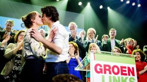 En puss åt fru Jolein Klaver på valnatten Holländska politikern Jesse Klaver under valnatten 2017
