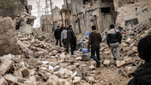 Rebellerna i Fria syriska armén uppges förbereda sig på belägring. Ammunition och förstärkningar har förts in medan vägen ännu är öppen. Medlemmar i Fria syriska armén i staden Homs i februari 2013